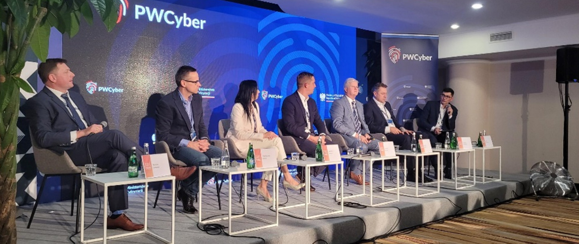 Zdjęcie uczestników panelu dotyczącego programu PWCyber podczas Forum Cyberbezpieczeństwa w Karpaczu