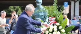 Wicepremier Piotr Gliński złożył kwiaty przed symbolicznym pomnikiem w Skierniewicach, fot. Jan Jechna