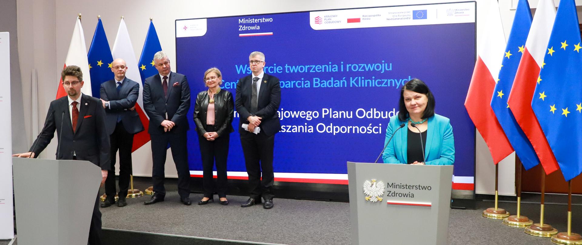 Na zdj. wiceminister zdrowia Katarzyna Kacperczyk, prof. Wojciech Fendler prezes ABM oraz przedstawiciele beneficjentów konkursu dot. utworzenia nowych Centrów Wsparcia Badań Klinicznych.