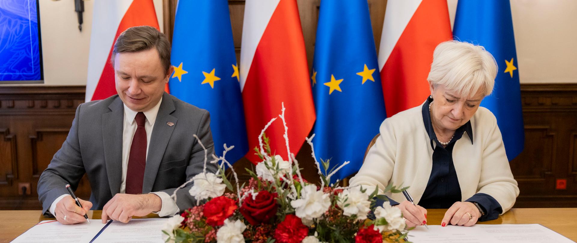 Andrzej Głowacki, president of the National Atomic Energy Agency and Dorota Ryl, Voivode of Łódź sign the agreement