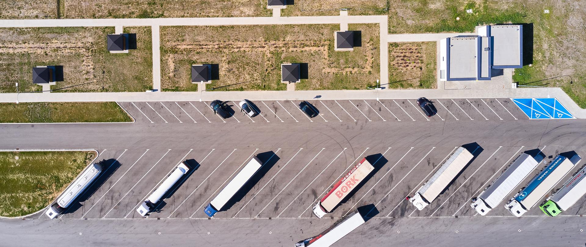 Zdjęcie z lotu ptaka na MOP. Na zdjęciu widać zaparkowane ciężarówk