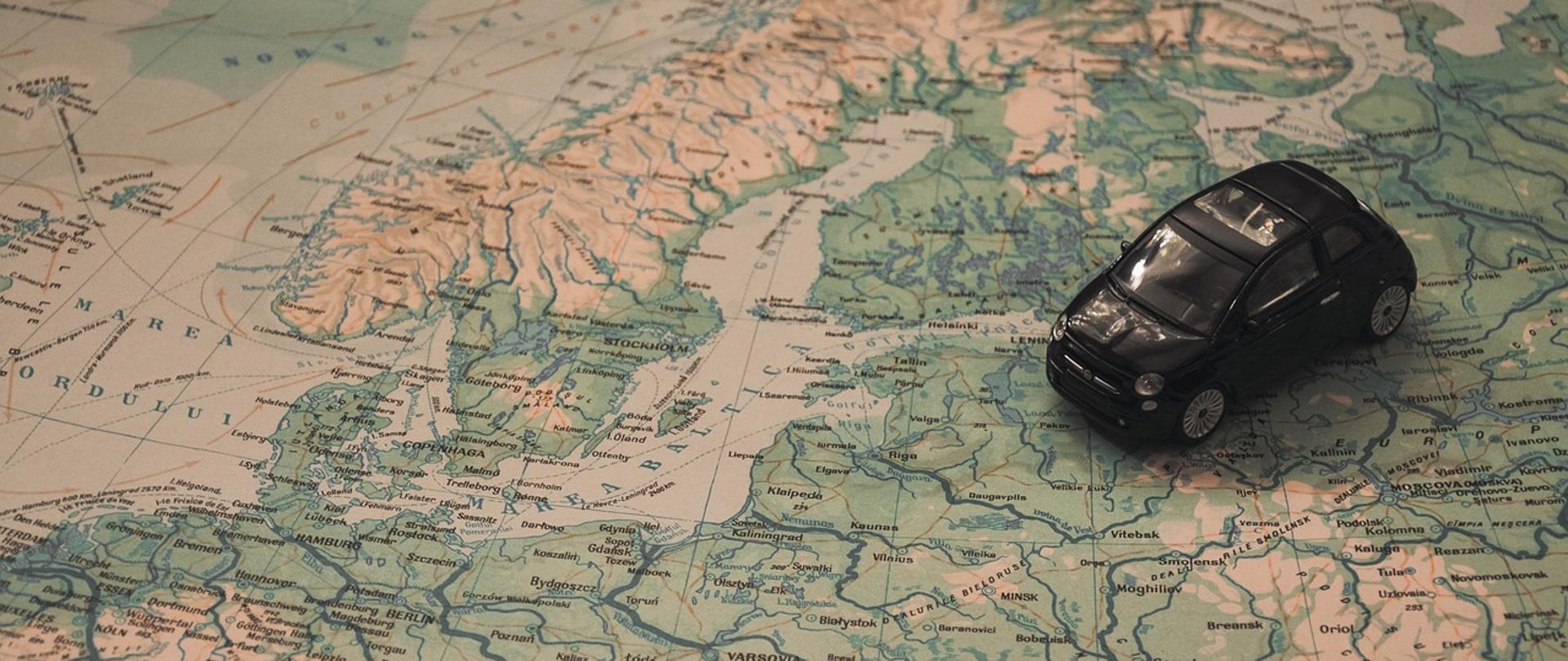Mały czarny samochód na mapie Europy