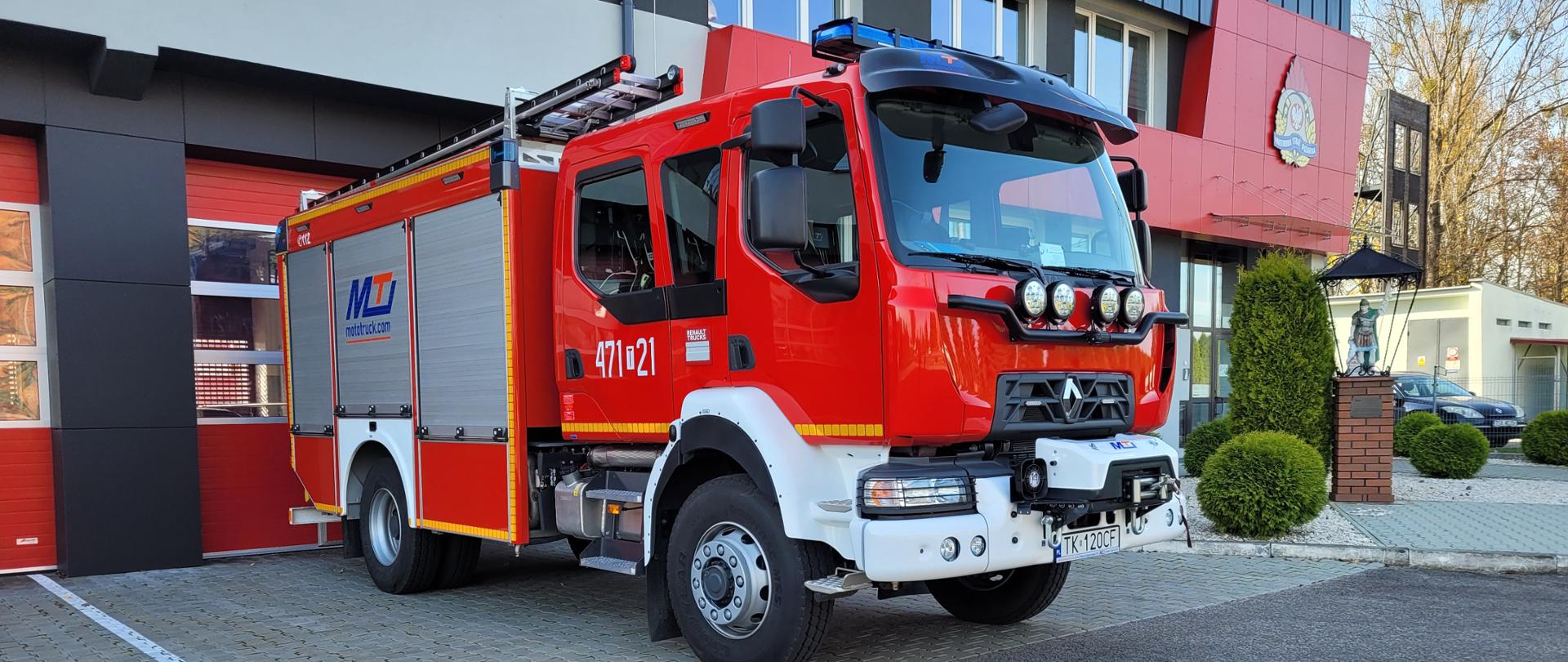 Samochód pożarniczy GBA Rt 3/16 Renault na tle budynku JRG