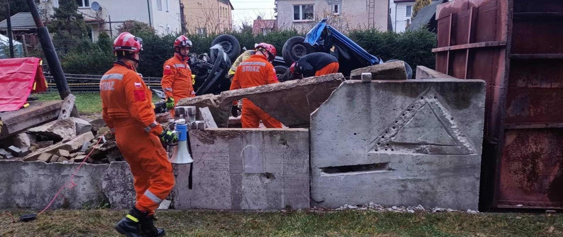 Ratownicy SGPR Nidzica w czasie zajęć na gruzowisku na terenie ośrodka szkolenia 