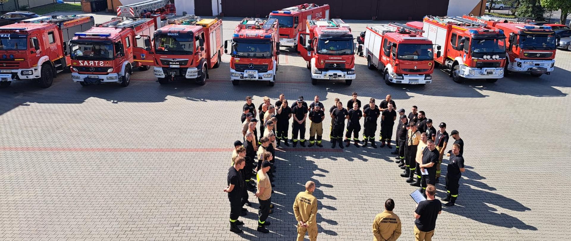 Zdjęcie przedstawia kompanię gaśniczą OSP nr 8