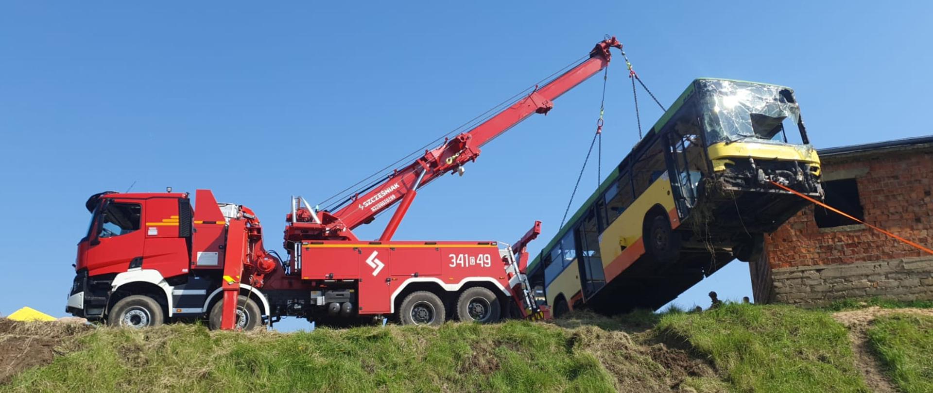 Warsztaty ratownicze grup specjalistycznych – dzień V. Zakończenie. ROTOR wyciąga na dźwigu autobus który wisia nad zboczem drogi