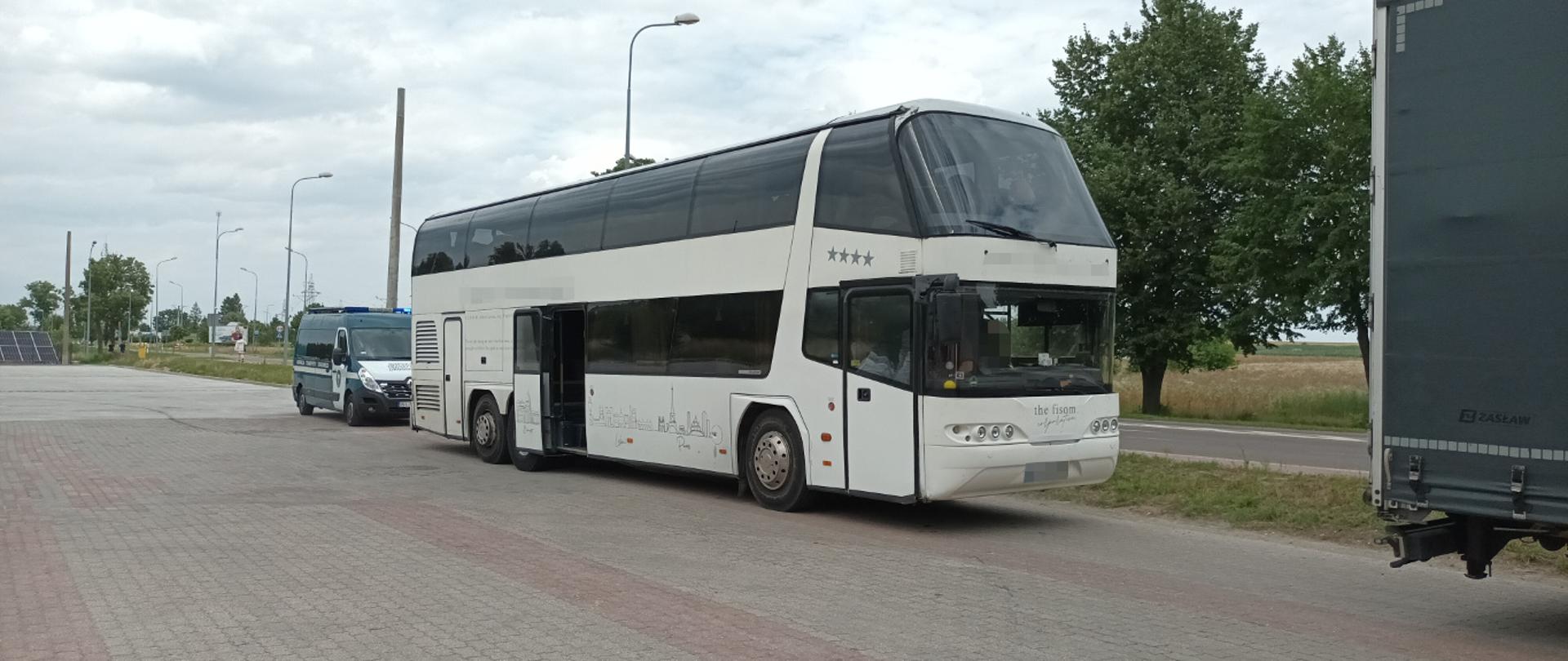 SAMOCHÓD ITD PRZY KONTROLOWANYM AUTOBUSIE