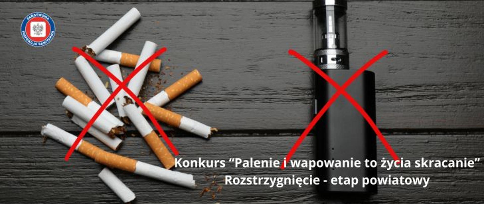 Na czarnym drewnie z lewej przekreślone na czerwono połamane papierosy, po prawej przekreślone na czerwono urządzenie do wapowania. W lewym górnym rogu logo Państwowej Inspekcji Sanitarnej. Na dole napis Konkurs "Palenie i wapowanie to życia skracanie".