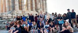 Grupa uczniów wyjazdu edukacyjnego do Grecji pod Partenonem na Akropolu