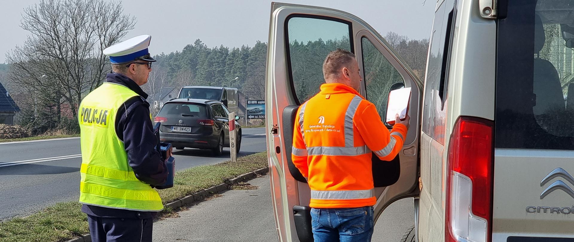 Na zdjęciu widać pracowników Generalnej Dyrekcji Dróg Krajowych i Autostrad we Wrocławiu oraz policjantów podczas akcji edukacyjno-prewencyjnej. 