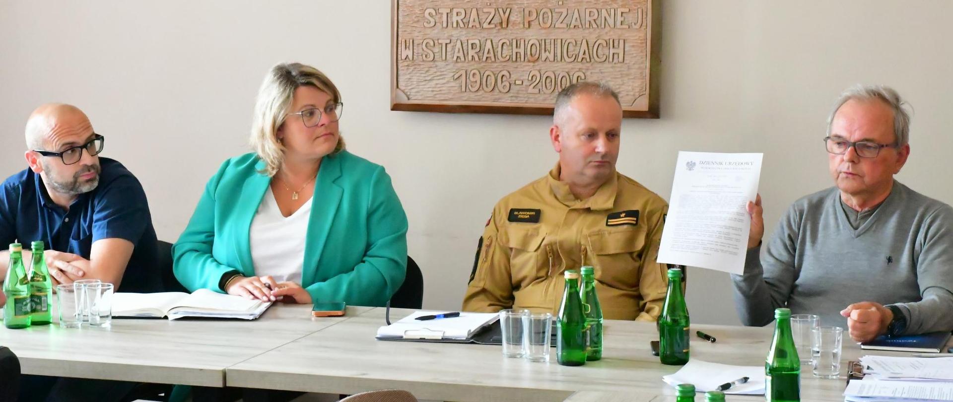 Członkowie komisji bezpieczeństwa powiatu starachowickiego