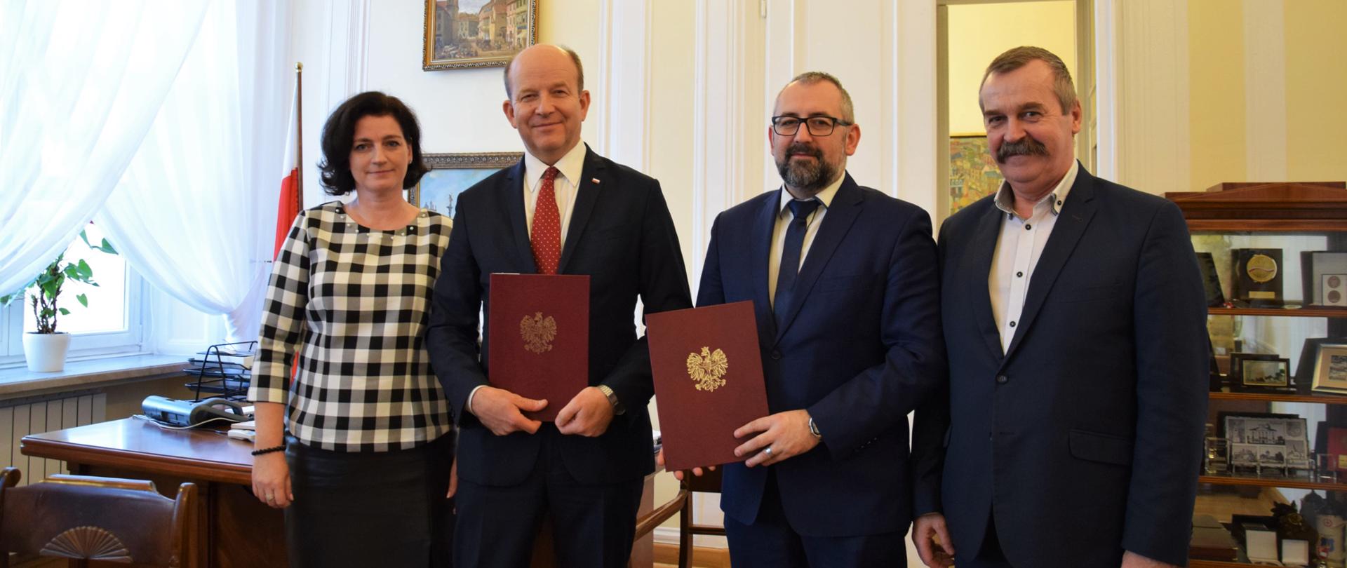 Od lewej Skarbnik Powiatu Przasnyskiego Beata Iwona Czaplicka, Wojewoda Konstanty Radziwiłł, Starosta Przasnyski Krzysztof Bieńkowski i Wicestarosta Przasnyski Waldemar Trochimiuk