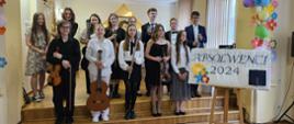 Galeria 14 zdjęć z koncertu absolwentów, który odbył się 19 czerwca 2024 r. Uczniowie grają na różnych instrumentach w auli PSM w Kłodzku.
