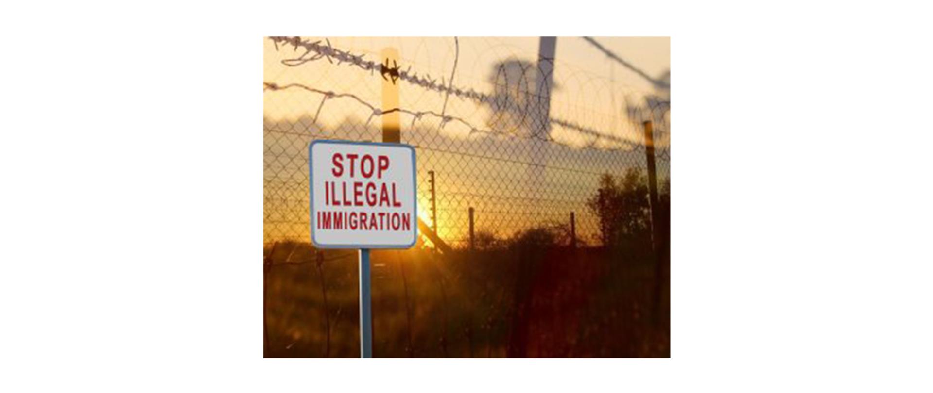 Na zdjęciu: tablica z napisem ostrzegawczym "Stop Illegal immigration". 