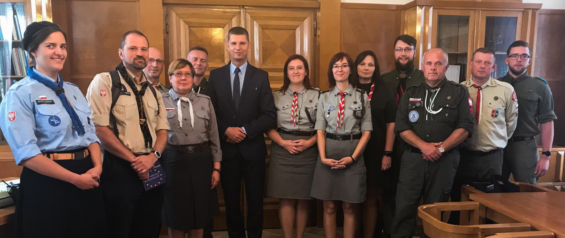 zdjęcie_grupowe_Minister_Edukacji_Narodowej_wraz_z_harcerzami