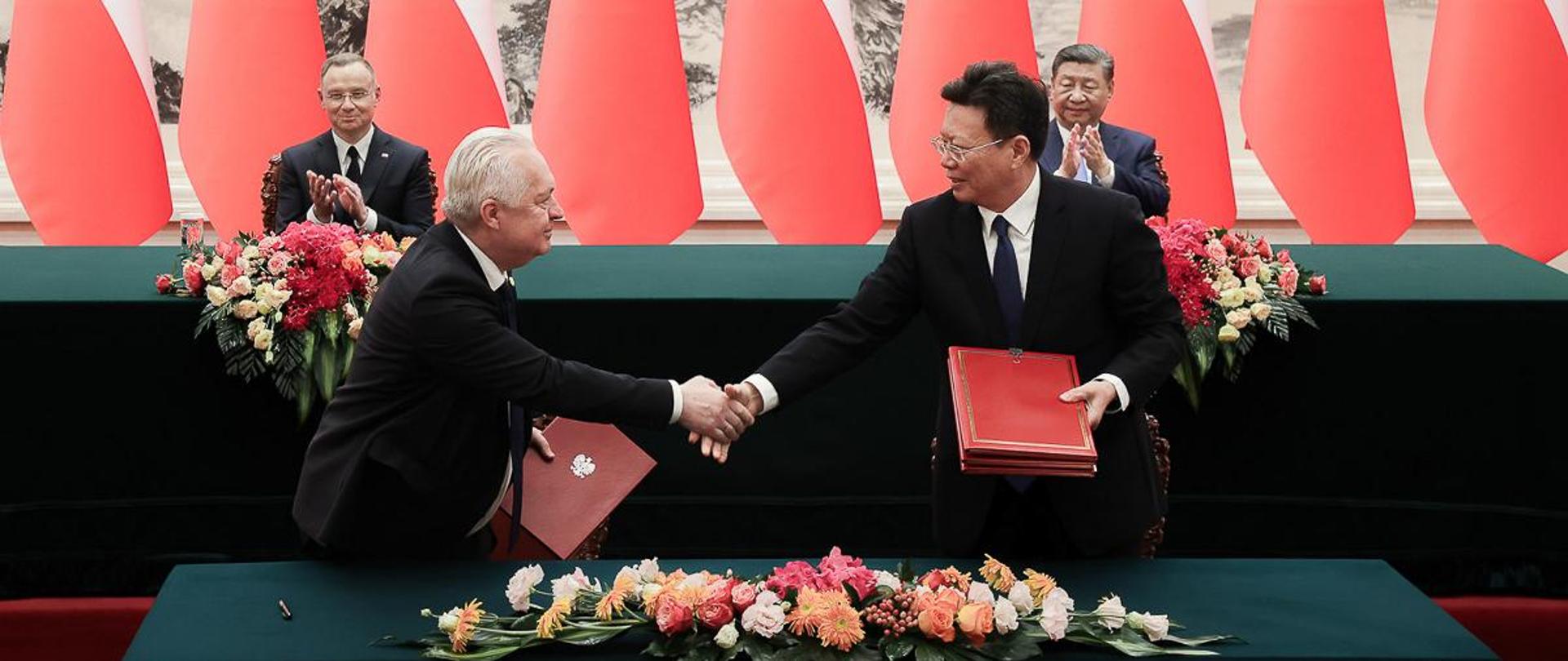 Deputy Minister Jacek Czerniak signs the memorandum and protocols on export with the Chinese party (photo by Marek Borawski, Chancellery of the Prime Minister)