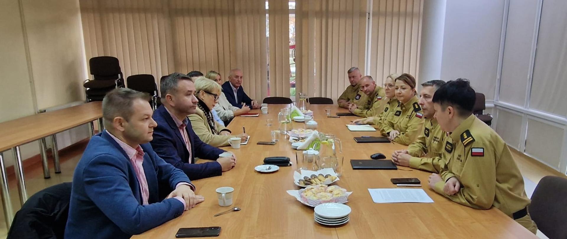 Zdjęcie wykonane w sali konferencyjnej w związku z spotkaniem założycielskim Społecznego Komitetu Fundacji Sztandaru dla Komendy Powiatowej Państwowej Straży Pożarnej w Kamiennej Górze