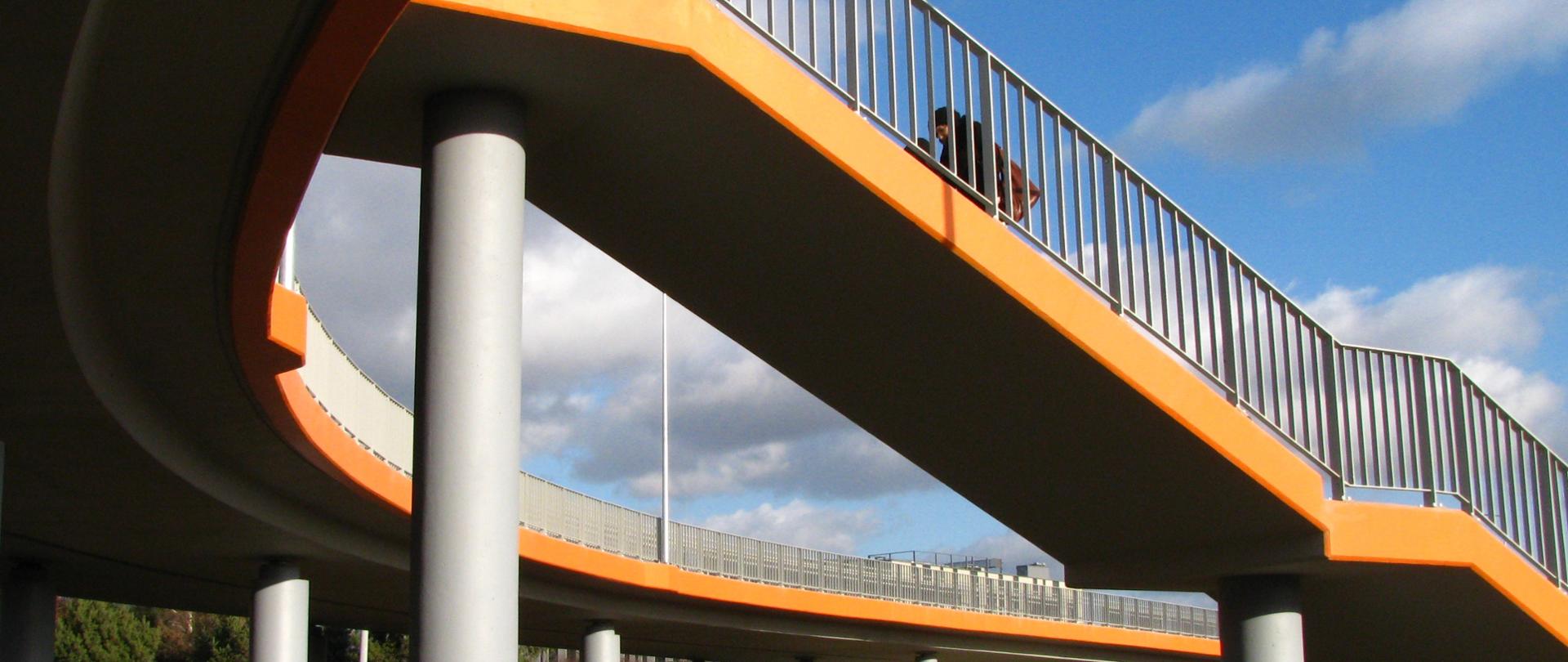 wiadukt nad S74 - wjazd na obiekt i osobno schody dla pieszych 