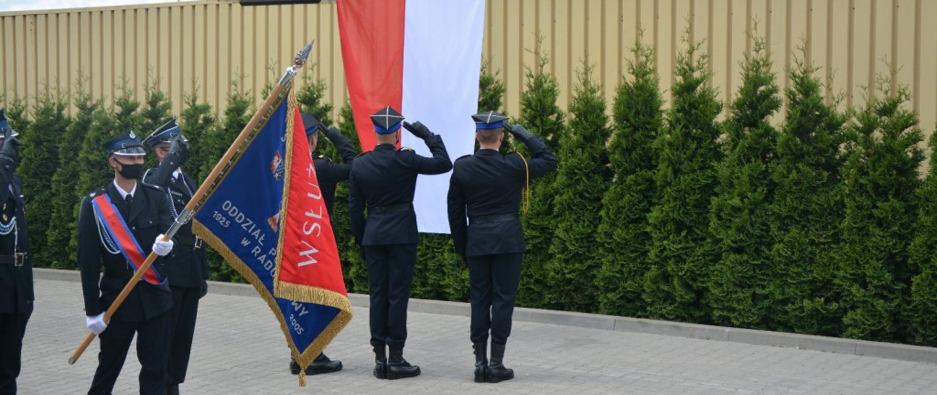 Na zdjęciu widać poczet flagowy oraz poczet sztandarowy.