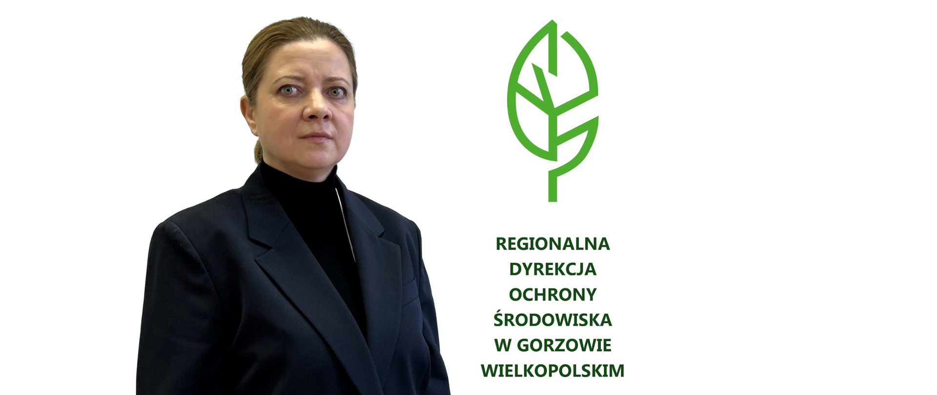 Kobieta pozuje do zdjęcia na tle plakatu z napisem Regionalna Dyrekcja Ochrony Środowiska w Gorzowie Wielkopolskim