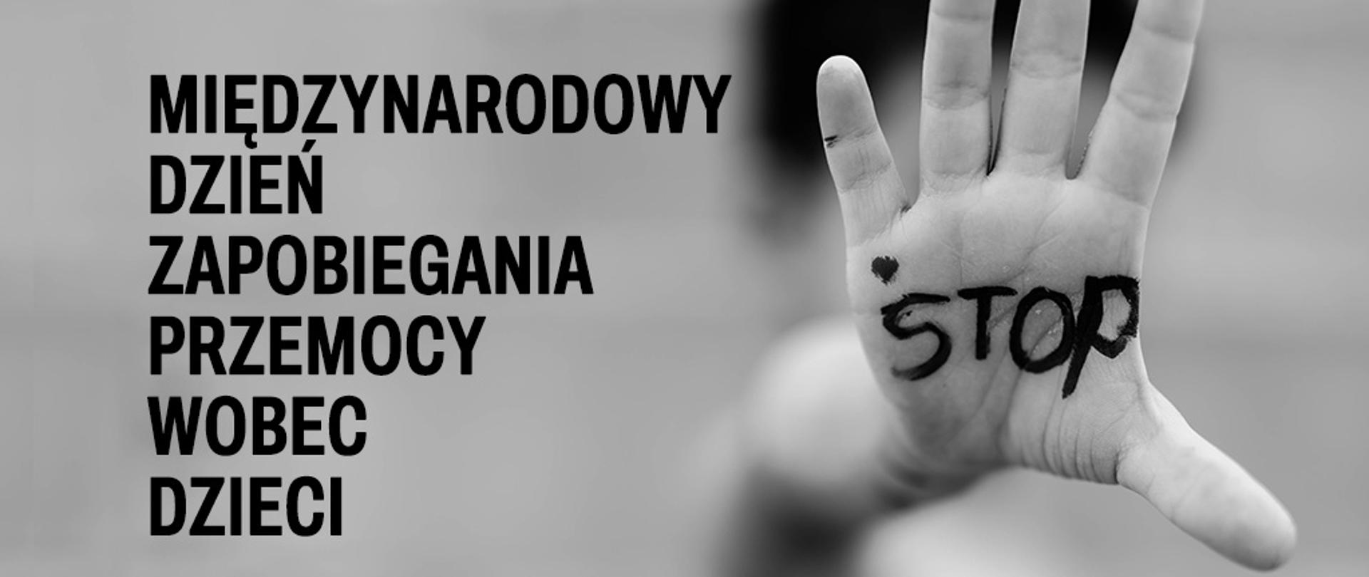 Na szarym tle napis: Międzynarodowy Dzień Przeciwdziałania Przemocy wobec Dzieci, obok dziecięca dłoń z czarnym napisem STOP