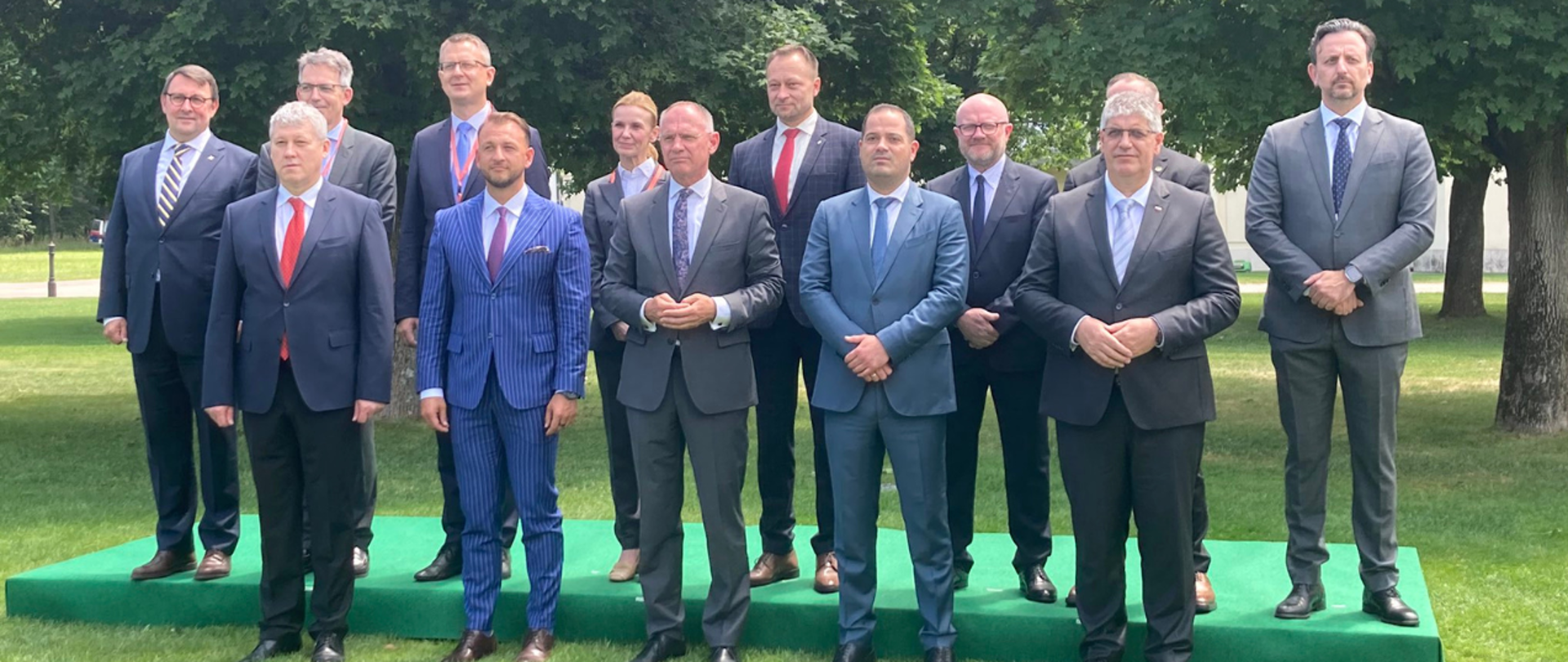 Wiceminister Maciej Duszczyk stojący w grupowym zdjęciu wraz z przedstawicielami innych państw podczas forum w Salzburgu.