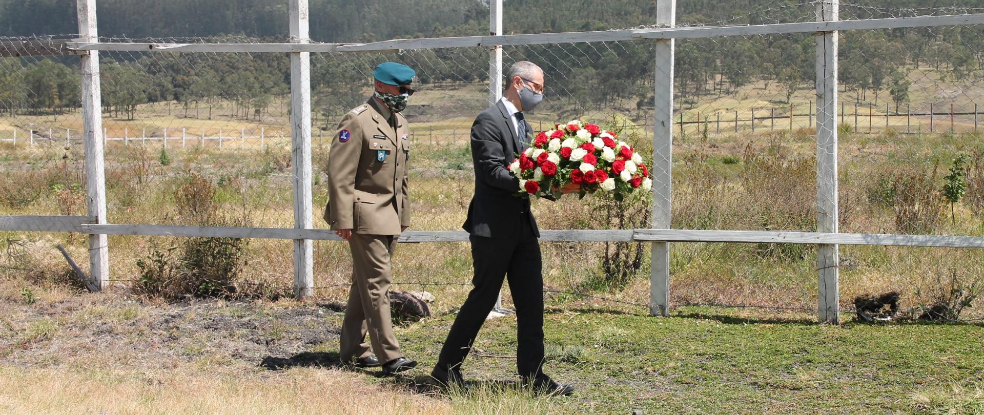 Ambasador Przemysław Bobak i attaché obrony płk Cezary Klukowski składają wiązankę na miejscu katastrofy lotniczej z marca 2019 r. pod Addis Abebą