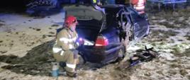 Wypadek samochodu osobowego miejscowość Cudzynowice – ratownik odłączający napięcie elektryczne w samochodzie.