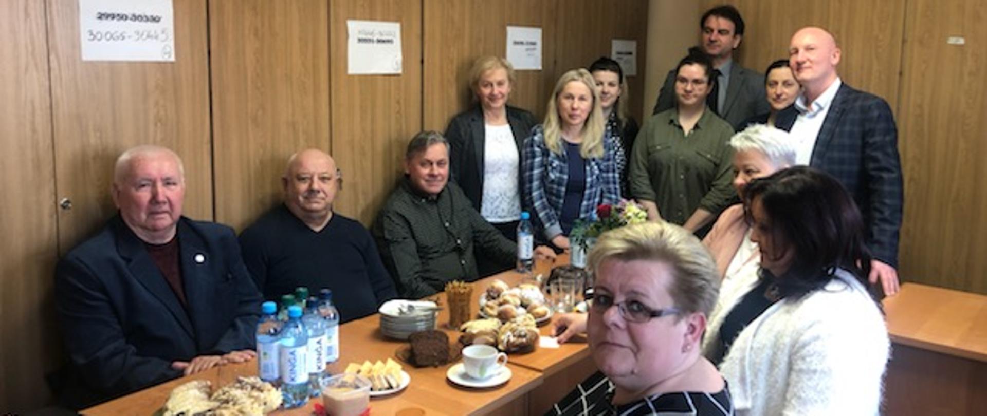 Grupa osób siedząca przy stole podczas spotkania kierownictwa ZER MSWiA z przedstawicielami stowarzyszeń emerytów i rencistów w Olsztynie.