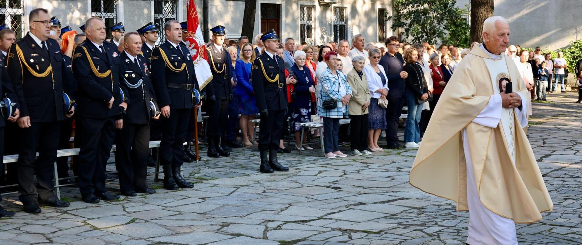 Wojewódzki kapelan na placu przed bazyliką