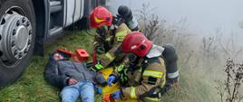 Strażacy udzielają pomocy poszkodowanemu kierowcy autocysterny
