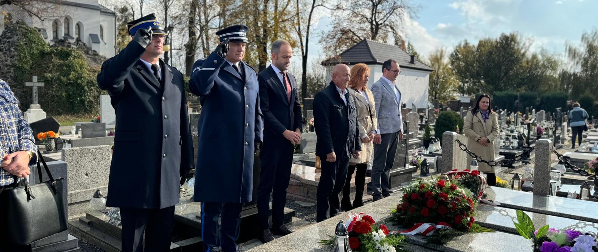 Wicewojewoda Śląski Michał Kopański, Komendant Powiatowy Państwowej Straży Pożarnej w Mikołowie st. bryg. Radosław Radkowski wspólnie z Komendantem Policji w Mikołowie insp. Krzysztofem Czają, Wicestarostą Mikołowskim Jarosławem Sworzniem oraz przedstawicielami samorządu terytorialnego uczestniczyli w uczczeniu pamięci bohaterów walczących o wolność i niepodległość 