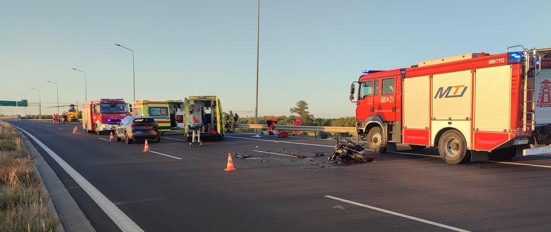 Zdjęcia przedstawiają kadry z wypadków drogowych na których widoczne są wraki pojazdów oraz samochody służb ratowniczych. Widoczni są również strażacy oraz ratownicy medyczni. Na zdjęciach widać również że ruch jest wstrzymany. 