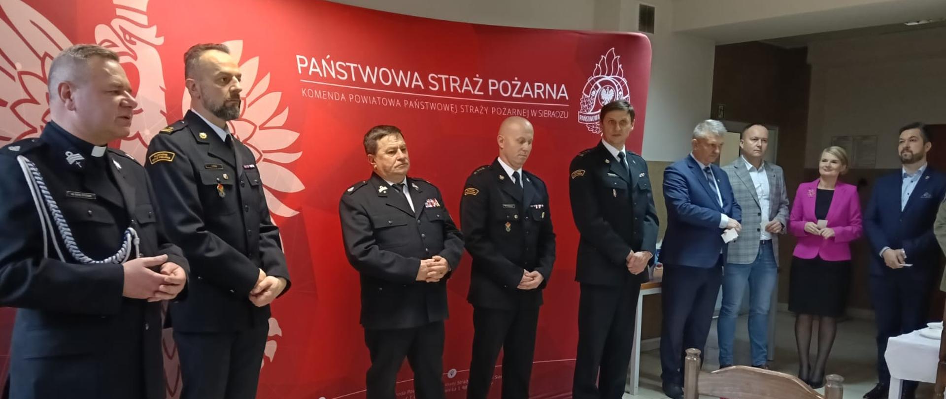 Na zdjęciu widzimy funkcjonariuszy oraz zaproszonych gości podczas spotkania wigilijnego. 