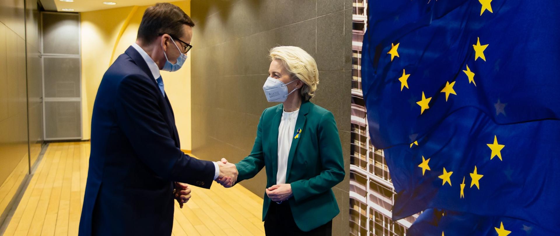 Uścisk dłoni premiera i Ursuli von der Leyen.