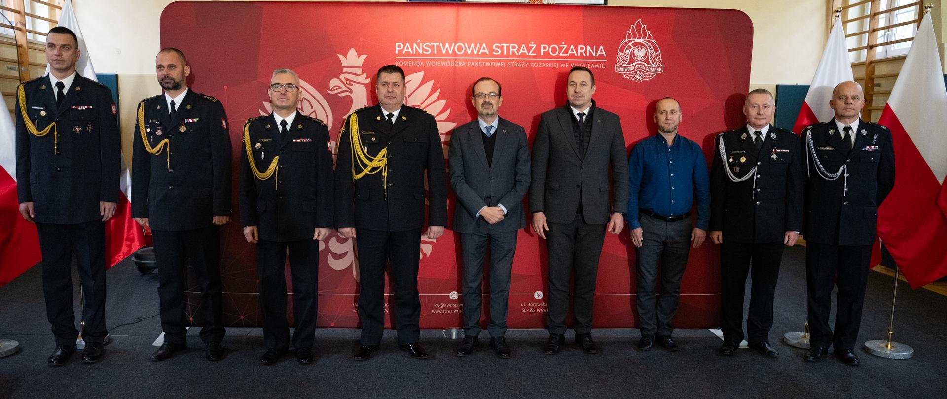 Dziś w Komendzie Wojewódzkiej Państwowej Straży Pożarnej we Wrocławiu odbyła się uroczystość, w której uczestniczyli Wojewoda Dolnośląski Maciej Awiżeń oraz Marszałek Województwa Dolnośląskiego Paweł Gancarz. Podczas wydarzenia złożono gratulacje nowo mianowanemu nadbrygadierowi Markowi Hajdukowi