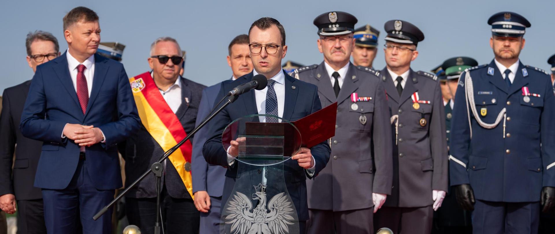 Uroczyste obchody 85. rocznicy wybuchu II wojny światowej we Wrocławiu na Cmentarzu Żołnierzy Polskich. Podczas uroczystości głos zabrali:- Minister Michał Syska Zastępca Szefa Urzędu do Spraw. List Wojewody Dolnośląskiego Macieja Awiżenia odczytał Dyrektor Biura Wojewody Wojciech Skrzypczyk. Jego pełna treść dostępna jest w galerii zdjęć.Kombatantów i Osób Represjonowanych, Paweł Gancarz Marszałek Województwa Dolnośląskiego, Michał Młyńczak Wiceprezydent Wrocławia, Martin Kremer Konsul Generalny Niemiec we Wrocławiu, Marek Mutor – Wicedyrektor Ossolineum, który wygłosił wykład historyczny.