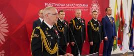 Strażacy stoją podczas uroczystości 