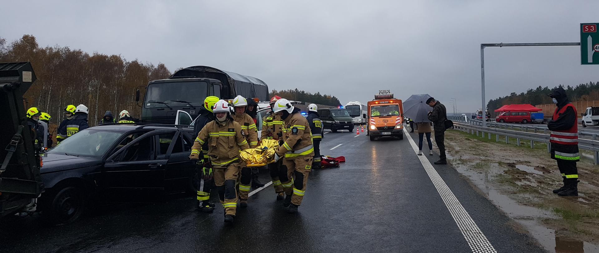 Na zdjęciu widać ćwiczenia służb ratowniczych na nieoddanym jeszcze do ruchu odcinku drogi ekspresowej S3, które odbył się na początku listopada 2021 roku. Ćwiczenia odbył się przy udziale policji, straży pożarnej, służb medycznych, wojska polskiego i GDDKiA. 
