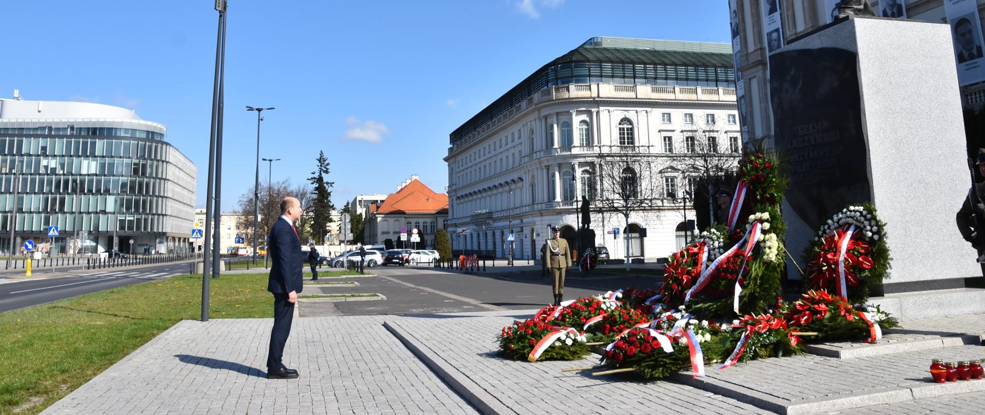 Wojewoda Mazowiecki oddał także hołd śp. Prezydentowi Lechowi Kaczyńskiemu.