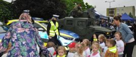 Dzieci zwiedzają stanowiska edukacyjne policji i wojska