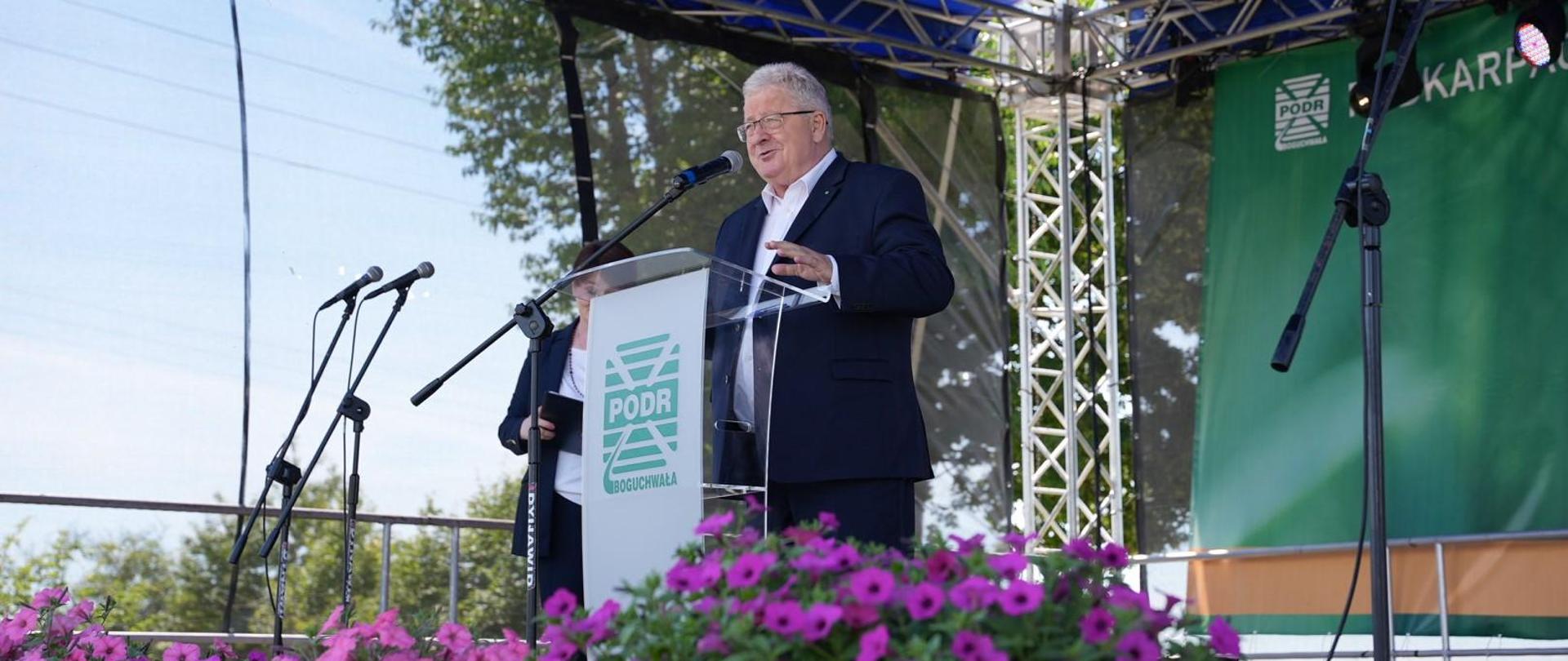 Minister Czesław Siekierski przemawiający stojąc przy mównicy