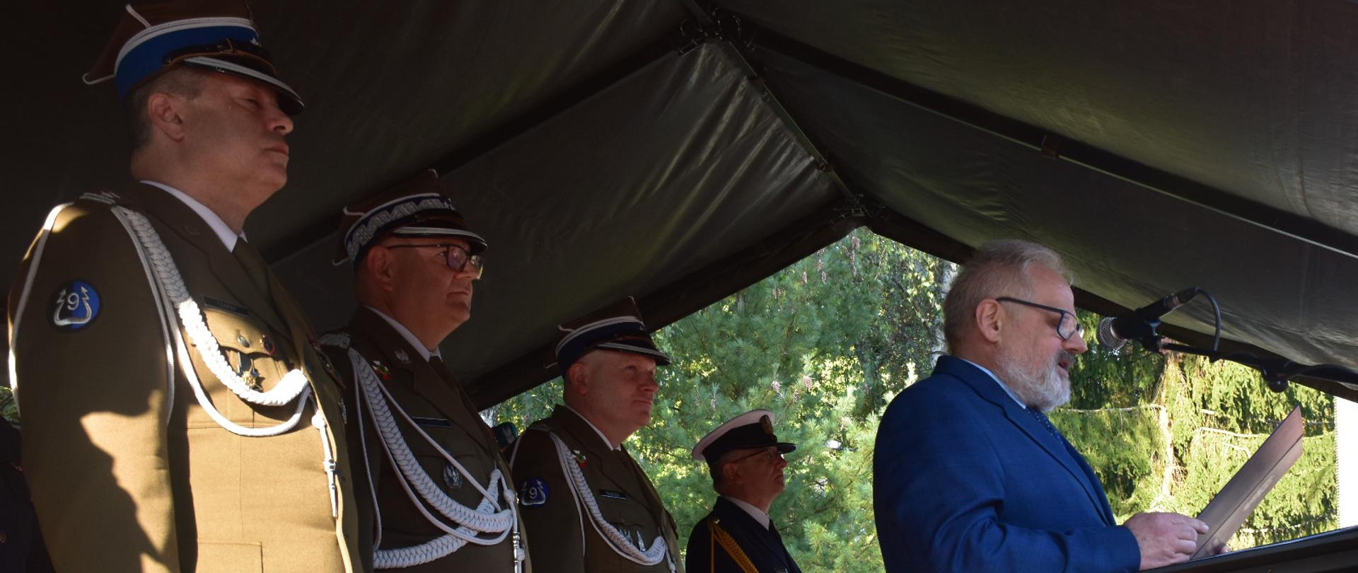 Wicewojewoda Warmińsko-Mazurski Zbigniew Szczypiński podczas uroczystości przekazania obowiązków Dowódcy 9. Olsztyńskiego Batalionu Dowodzenia.