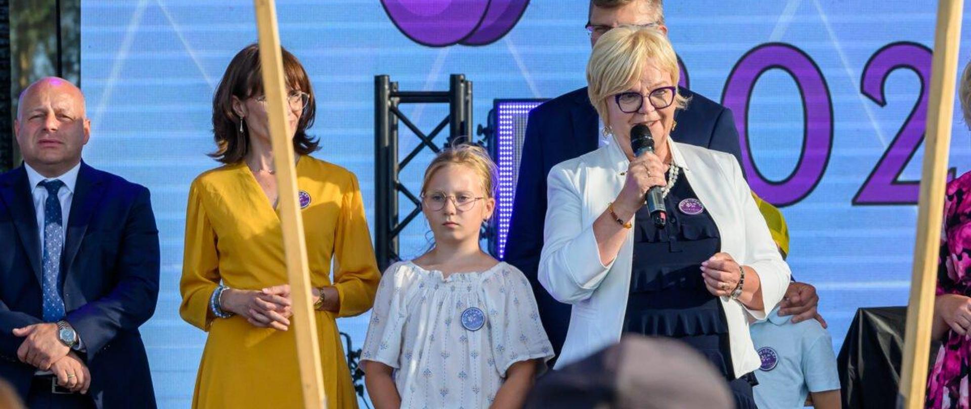 Wojewoda podkarpacki Teresa Kubas-Hul zabiera głos podczas imprezy Krzeszowskie Powidlaki