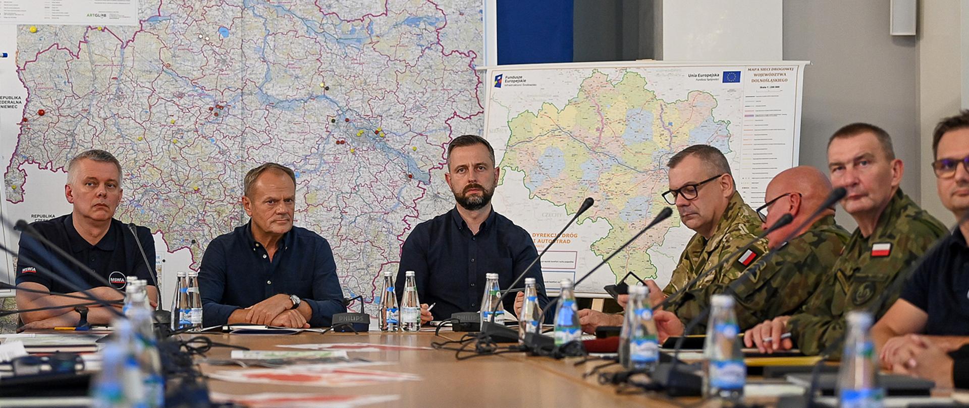 W związku z trudną sytuacją powodziową na południu Polski wicepremier W. Kosiniak-Kamysz przebywa we Wrocławiu, gdzie we wtorek 17 września odbyło się kolejne posiedzeniu sztabu kryzysowego. Z udziałem przedstawicieli władz rządowych i samorządowych oraz służb zaangażowanych w akcję przeciwpowodziową dokonano oceny sytuacji i prognoz hydrologicznych. Podczas posiedzenia omówiono także działania prowadzone przez Wojsko Polskie i służby podległe MSWiA.