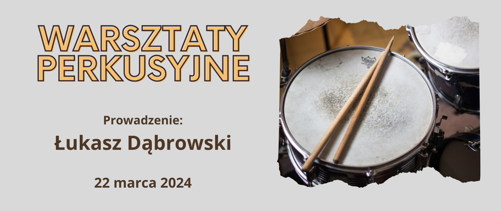 Na szarym tle, z prawej strony zdjęcie werbla i pałeczkami, Z lewej strony kolorowy tekst "Warsztaty perkusyjne, prowadzenie: Łukasz Dąbrowski, 22 marca 2024".