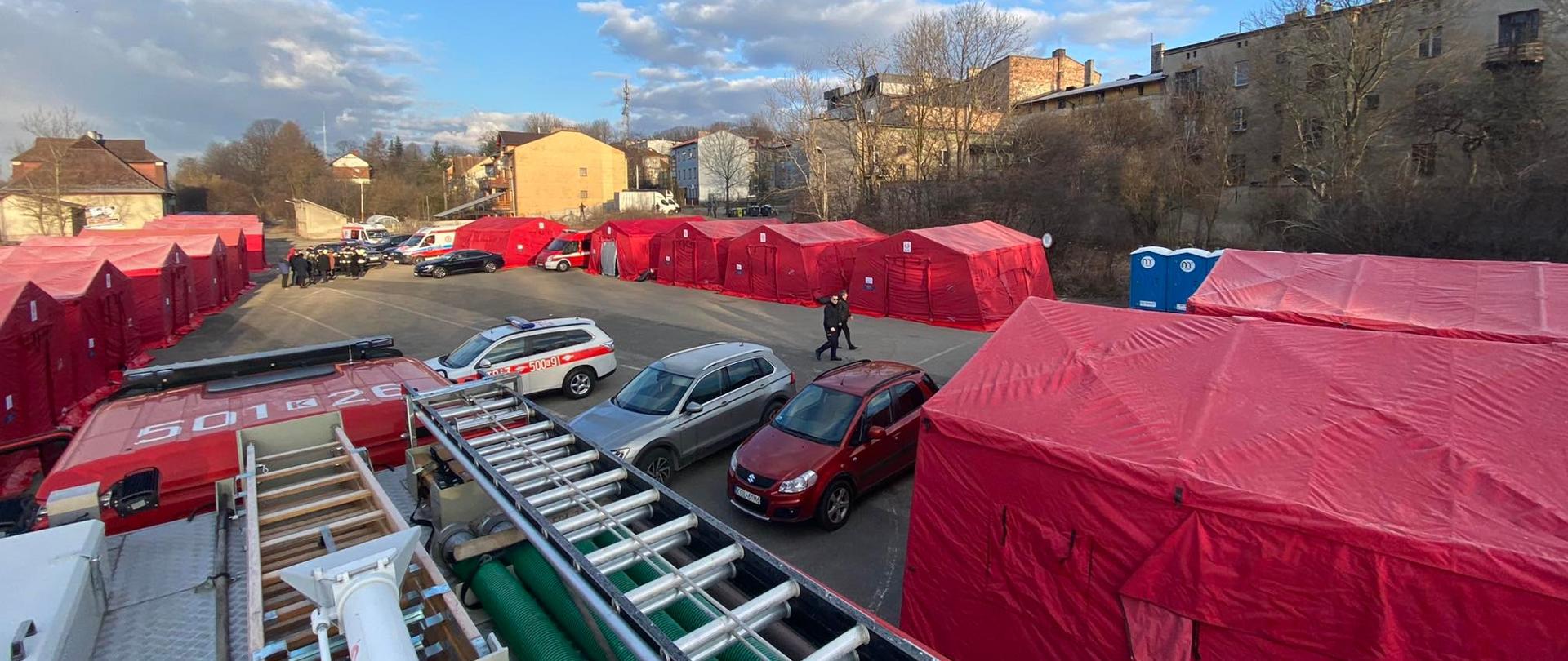 Widok obozowiska, czerwone namioty widziane z dachu samochodu bojowego