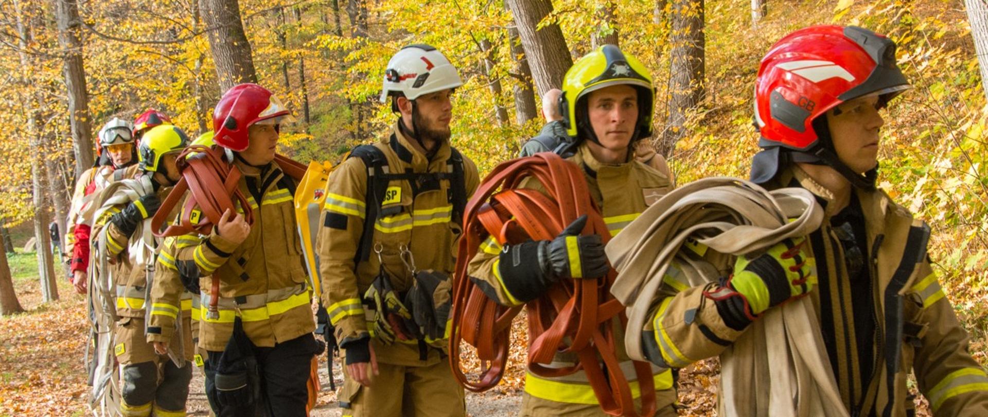 Udział dzierżoniowskich strażaków w warsztatach pn. "Zaopatrzenie wodne i działania gaśnicze w lasach i terenach otwartych"