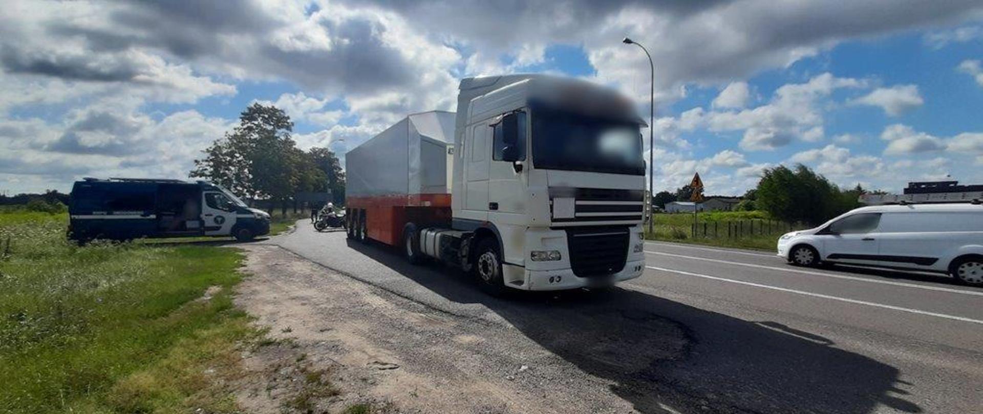 Zestaw ciężarowy zatrzymany do kontroli przez patrol mazowieckiej Inspekcji Transportu Drogowego na krajowej „dwójce”, w pobliżu Siedlec. Białorusin, który kierował polską ciężarówką, miał ponad 0,2 promila alkoholu w wydychanym powietrzu i został przekazany do dalszych czynności funkcjonariuszom siedleckiej Policji.