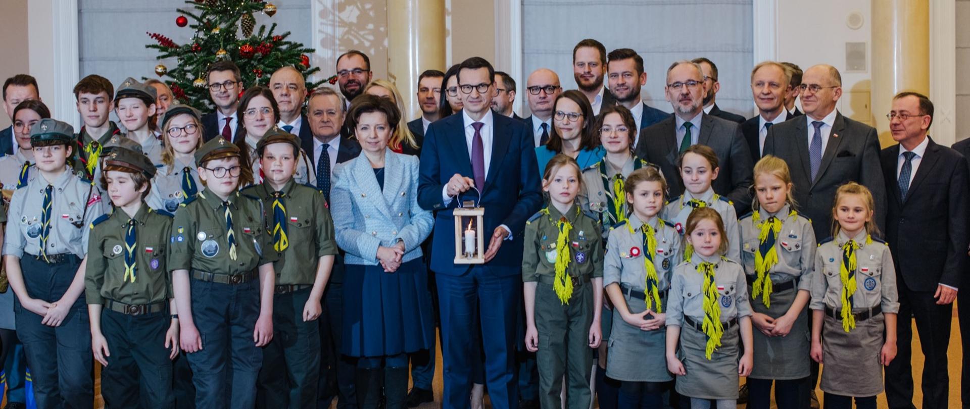 Prime Minister accepts the Peace Light of Bethlehem from scouts The